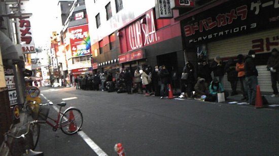 Les Japonais font déjà la queue pour la 3DS !